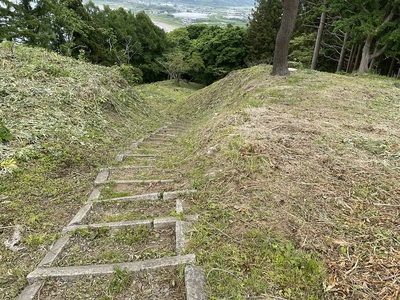 大手門手前の急斜面