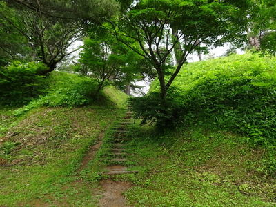 本丸と天守台を隔てる堀切