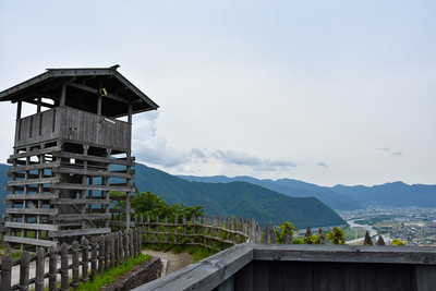 荒砥城　櫓と千曲市の眺望