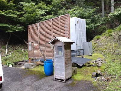 登山口、駐車スペースのトイレ