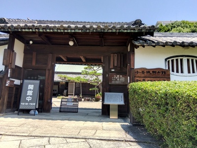 小谷城郷土館の門