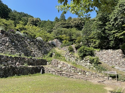 羽柴秀吉邸址から大手道を望む