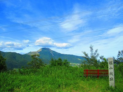 城址碑（伊吹山を背に）