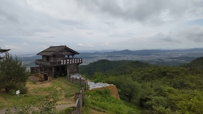 西門越しに瀬戸内海を望む