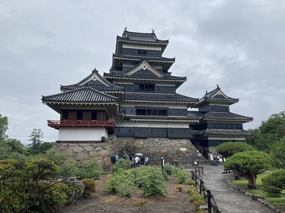 雨の幻想的な松本城