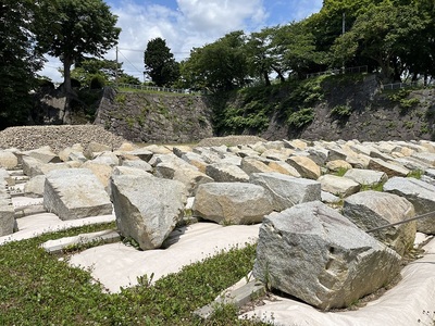 修復中の石垣