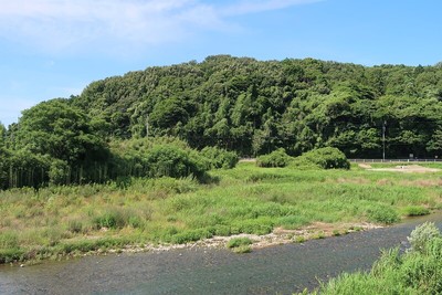 采女城 内部川越しの遠景（南より）