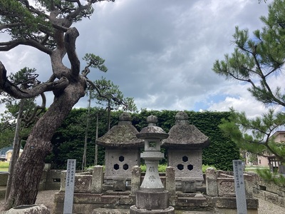 直江兼続侯夫妻の墓（林泉寺）