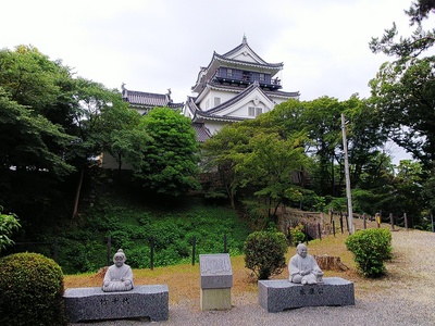 天守と竹千代・家康像