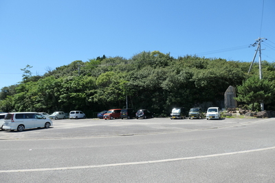 駐車場と城山全景
