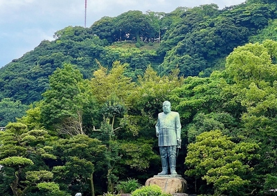 城山遠景と西郷隆盛公銅像