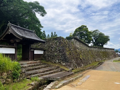 堀合門とはね出し石垣