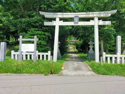 神社前の石碑と案内板