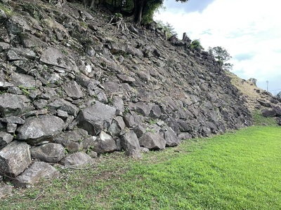 登り口過ぎた先にある石垣