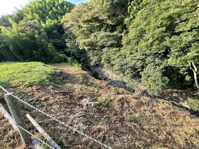 陣屋脇を流れる小川