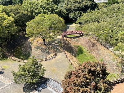 天守より三日月堀