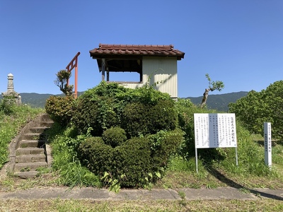 城址案内板と土塁