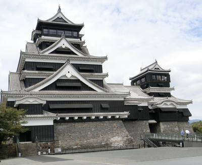 青空の中の天守閣（正面広場から）