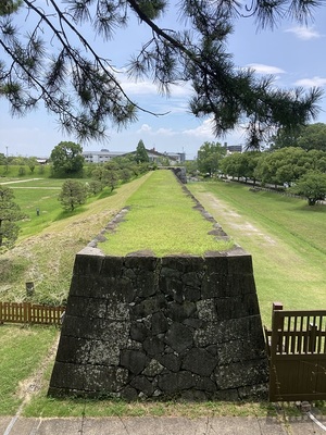 西側土塁石垣と門跡