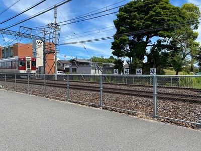 茂福城城山と電車