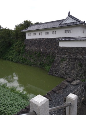 大手門前、橋の上から堀をいれて