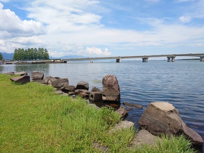 琵琶湖畔の石垣と近江大橋