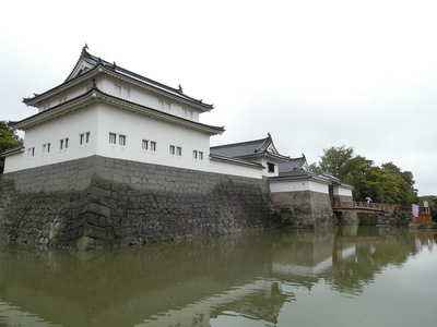 堀に囲まれた弧城