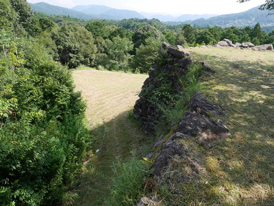 北郭（左）と主郭の横矢（右）