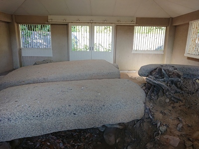石碑後方の古墳の竪穴石室