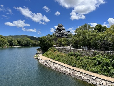 月見橋からの復元天守