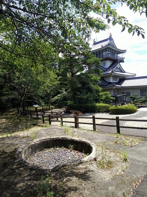 模擬天守と井戸跡