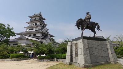 天守と藤堂高虎像