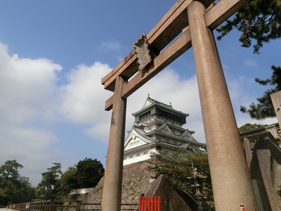 天守 鳥居から