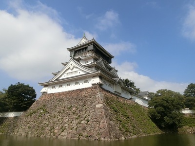 水堀からそびたつ城