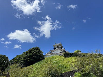 天守登り口より