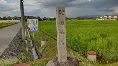 道沿いの碑