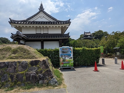 鍮石門(側面)と本丸丑寅櫓