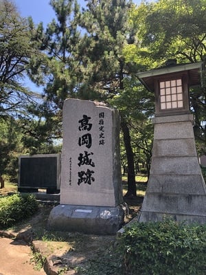 高岡城跡石碑