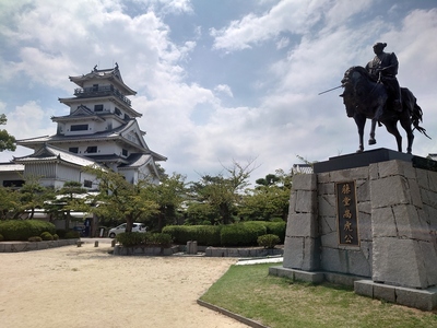 天守と藤堂高虎像