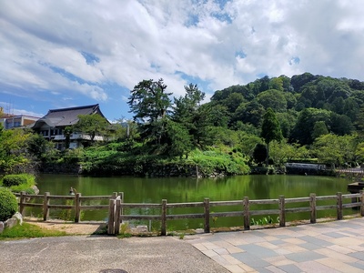 麓の本丸跡を囲む石垣と水堀