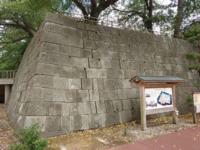 瓦御門の石垣と案内板
