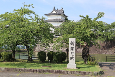 三重櫓と城址碑