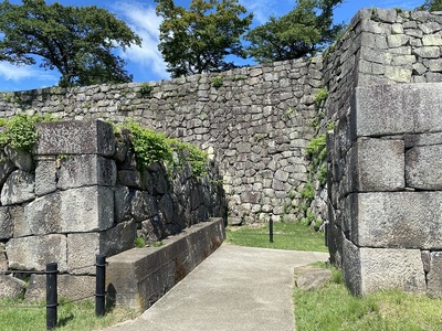 石垣の積み方：櫓にのぼらずに周囲を歩く