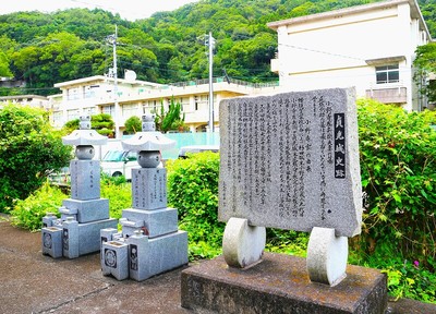 貞光城史跡石碑と小野寺左兵衛夫妻の墓