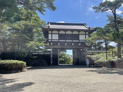 本丸跡側から表門