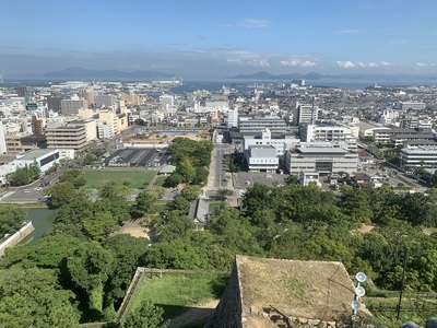 天守から瀬戸大橋を望む