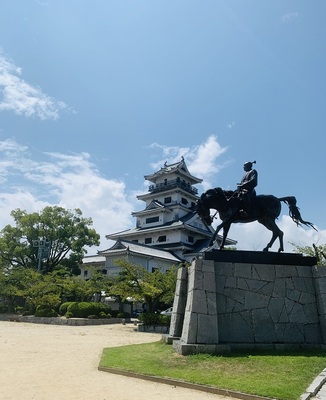 天守と藤堂高虎銅像