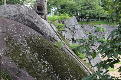 花崗岩の転石と三ノ丸石垣