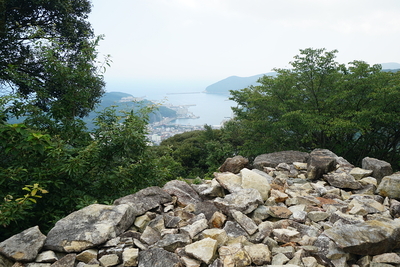 一の丸石塁上から厳原港