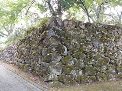 北登り口の石垣